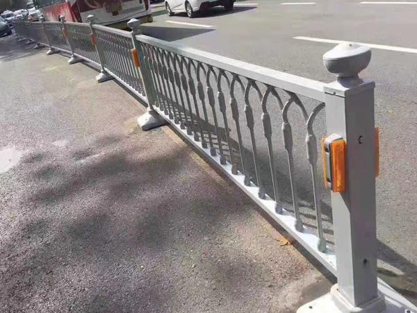 潍坊道路护栏厂家表示设置护栏有一定的要求